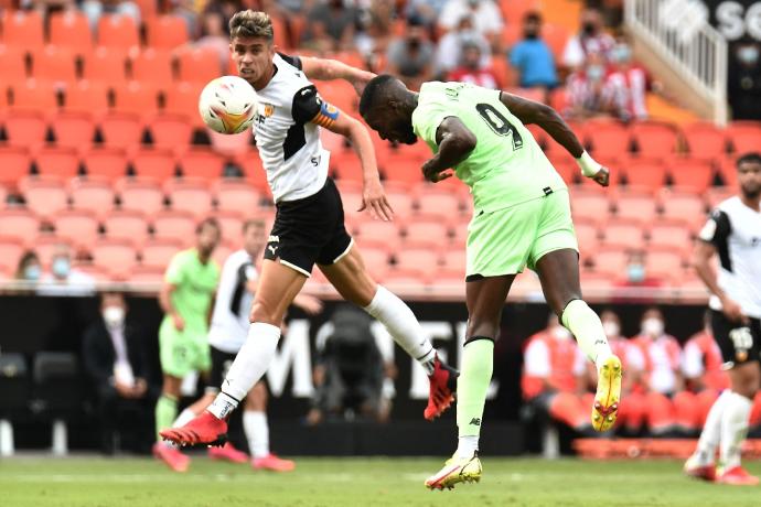 Athletic y Valencia se reencuentran en Copa 55 años después. En la imagen, Iñaki Williams durante un partido en Mestalla