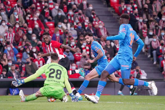 Ricardo Arias, exjugador y actual embajador del Valencia ha calentado la vuelta de Copa ante el Athletic. En la imagen, un momento del partido disputado en San Mamés.