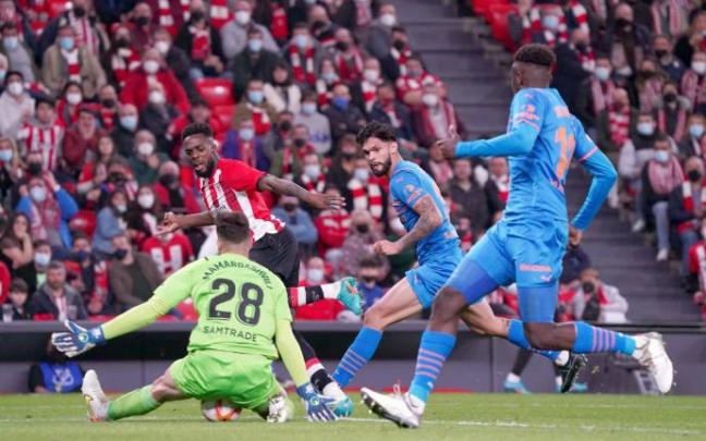 Ricardo Arias, exjugador y actual embajador del Valencia ha calentado la vuelta de Copa ante el Athletic. En la imagen, un momento del partido disputado en San Mamés.