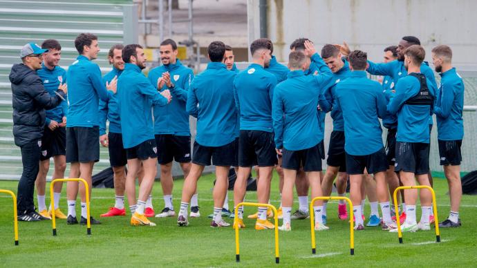 La plantilla del Athletic felicita a Oihan Sancet por su convocatoria con la selección española sub'21.