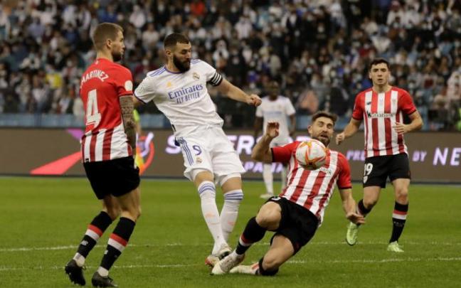 Jugada en la que el árbitro, tras consultar el VAR, señaló penalti de Yeray. Jugada en la que el árbitro, tras consultar el VAR, señaló penalti de Yeray.