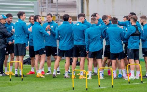 La plantilla del Athletic felicita a Oihan Sancet por su convocatoria con la selección española sub'21.