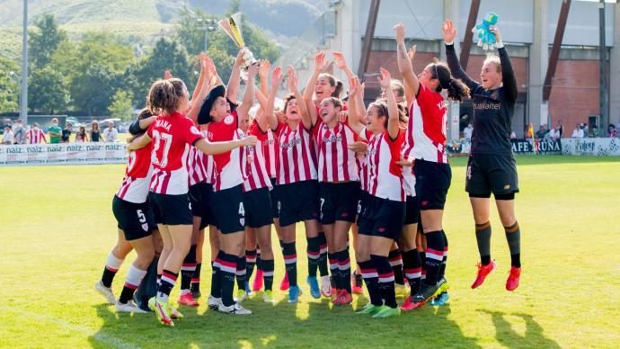 Las jugadoras del Athletic levantan el trofeo.