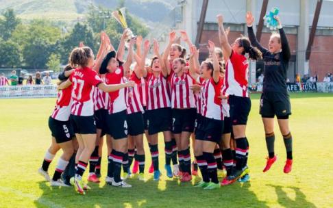 Las jugadoras del Athletic levantan el trofeo.