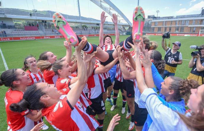 Las jugadoras del Athletic voltean a Erika en su último partido con la camiseta rojiblanca