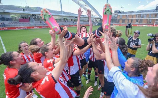 Las jugadoras del Athletic voltean a Erika en su último partido con la camiseta rojiblanca