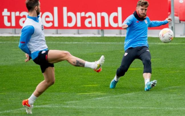 Los rojiblancos, con dudas en el once, quieren batir al Levante y seguir vivos en la lucha europea