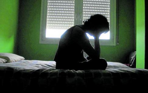 Ser mujer también es un factor de riesgo en este problema y ellas consumen más ansiolíticos, antidepresivos e hipnóticos. Foto: Efe