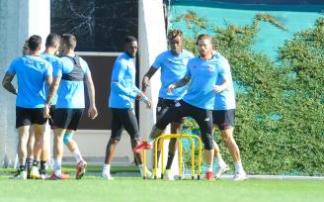 Muniain y los hermanos Williams, al comienzo del entrenamiento de ayer en Lezama. Muniain y los hermanos Williams, al comienzo del entrenamiento de ayer en Lezama.