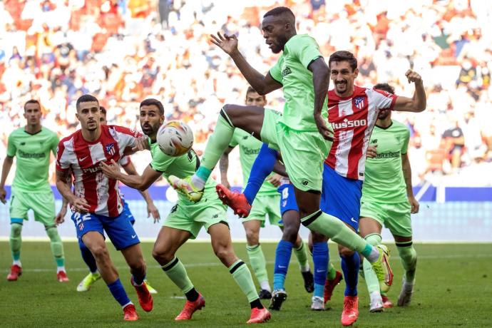 Iñaki Williams busca conectar con el balón en presencia de la zaga del Atlético de Madrid en el duelo liguero de la ida.