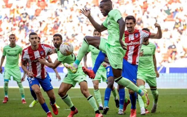 Iñaki Williams busca conectar con el balón en presencia de la zaga del Atlético de Madrid en el duelo liguero de la ida. Iñaki Williams busca conectar con el balón en presencia de la zaga del Atlético de Madrid en el duelo liguero de la ida.