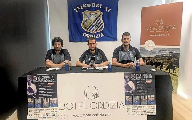 Eneko Agirrezabal, en el centro, junto a miembros de Txindoki AT, en la presentación. Foto: E.C.A.