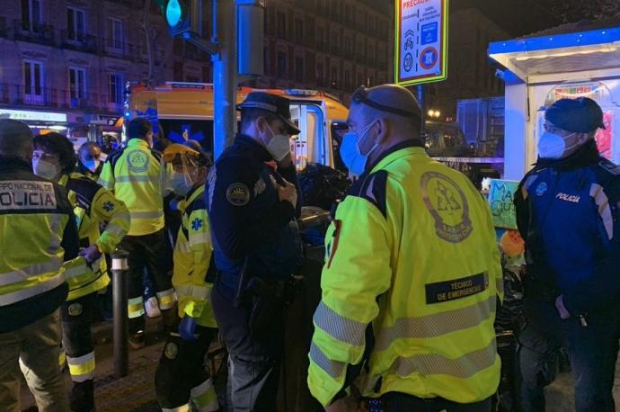 Los equipos de emergencia en la zona en la que se produjo la agresión.