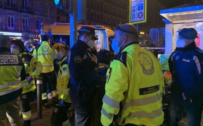 Los equipos de emergencia en la zona en la que se produjo la agresión. Los equipos de emergencia en la zona en la que se produjo la agresión.