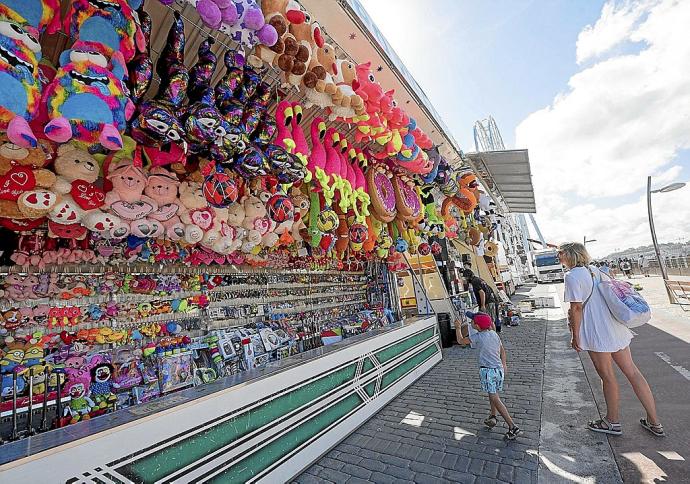 Un niño y su madre se acercan a una de las ferias instaladas hace dos años en el Paseo Nuevo de Donostia.