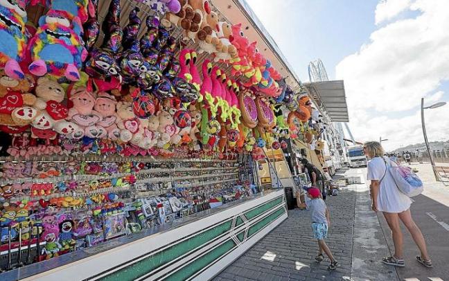 Un niño y su madre se acercan a una de las ferias instaladas hace dos años en el Paseo Nuevo de Donostia.