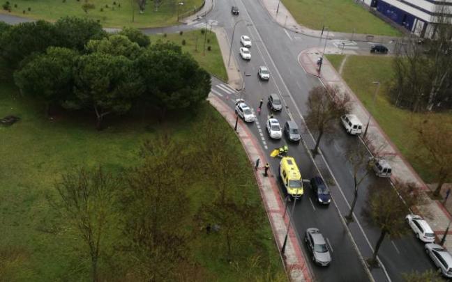 Los servicios de emergencias asisten al herido en el lugar del suceso Los servicios de emergencias asisten al herido en el lugar del suceso