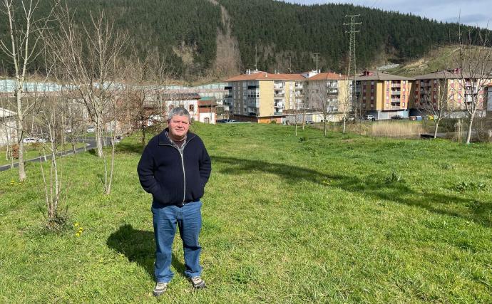 El alcalde, en la ubicación del futuro parque.