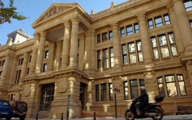 La Audiencia ha condenado a un hombre a 14 años de prisión por violar a la hija de sus compañera sentimental tres veces La Audiencia ha condenado a un hombre a 14 años de prisión por violar a la hija de sus compañera sentimental tres veces