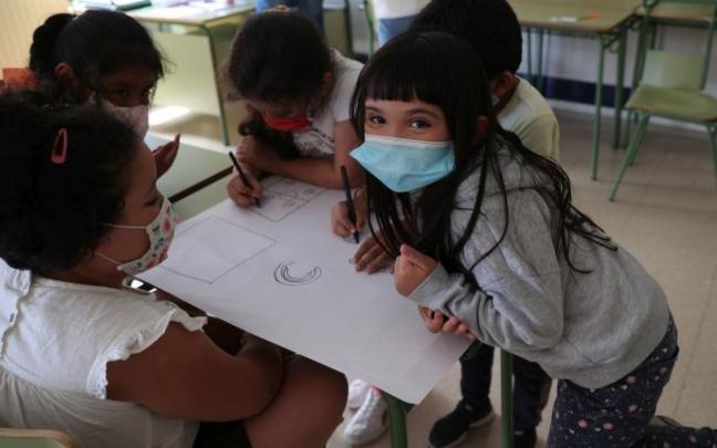 La mascarilla seguirá siendo obligatoria en el interior de los centros educativos La mascarilla seguirá siendo obligatoria en el interior de los centros educativos