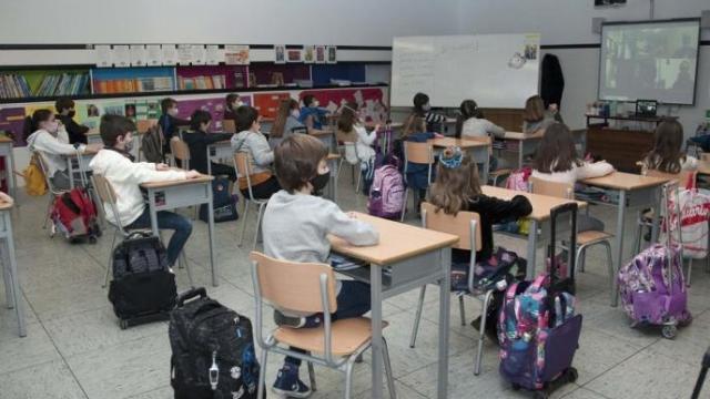 Sanidad estudiará eliminar las cuarentenas en las aulas