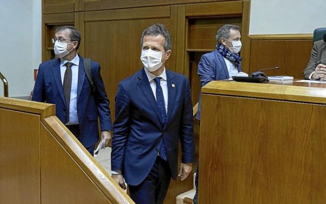 El consejero de Educación, Jokin Bildarratz, antes de su intervención en la Cámara de Gasteiz. Foto: Efe El consejero de Educación, Jokin Bildarratz, antes de su intervención en la Cámara de Gasteiz. Foto: Efe