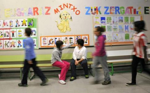 Varios alumnos, en los pasillos de su centro escolar.