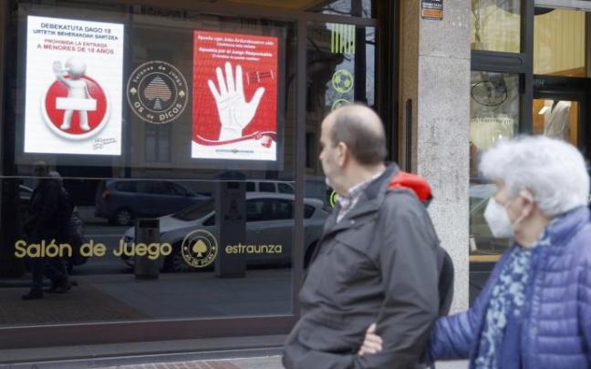 Una pareja pasea frente a un salón de juego ubicado en Euskadi. Una pareja pasea frente a un salón de juego ubicado en Euskadi.