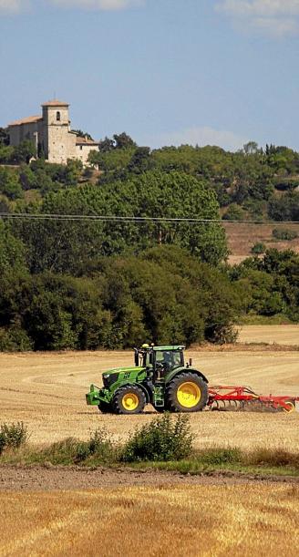 Un tractor ara la tierra en las inmediaciones de Gasteiz. Foto: Jorge Muñoz