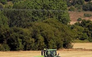 Un tractor ara la tierra en las inmediaciones de Gasteiz. Foto: Jorge Muñoz