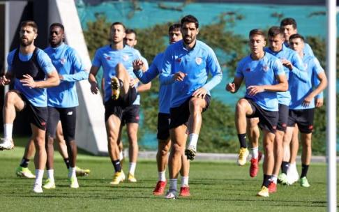 Gran parte de la plantilla, durante la sesión de ayer jueves en Lezama, abierta para el público.