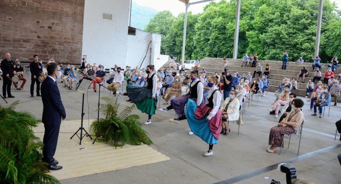 Juan Miguel Gil Jaurena recibe el aurresku de honor, a cargo de Baztango Dantzariak.