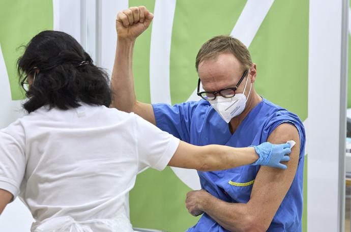 Un sanitario administra la vacuna de Pfizer a un trabajador de Kaiser Franz Josef Hospital.