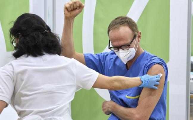 Un sanitario administra la vacuna de Pfizer a un trabajador de Kaiser Franz Josef Hospital.