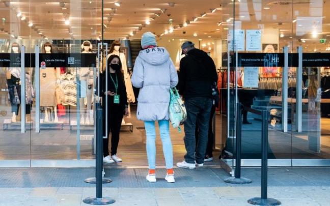 Una persona acude a su centro de trabajo en Austria.