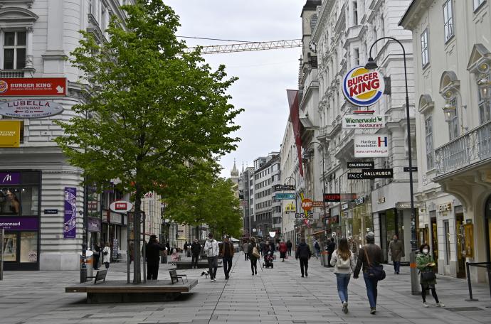 Varias personas caminando por la ciudad de Viena durante la pandemia de coronavirus.