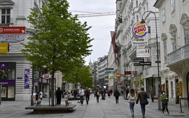 Varias personas caminando por la ciudad de Viena durante la pandemia de coronavirus.