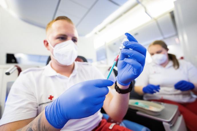 Sanitarios austriacos vacunan a los pasajeros de un avión en el marco de una iniciativa para fomentar la vacunación