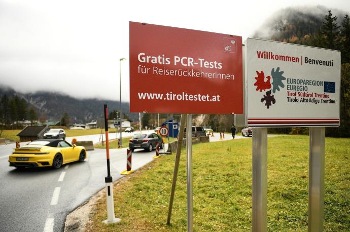 Control policial en Austria para controlar que se cumplen las restricciones