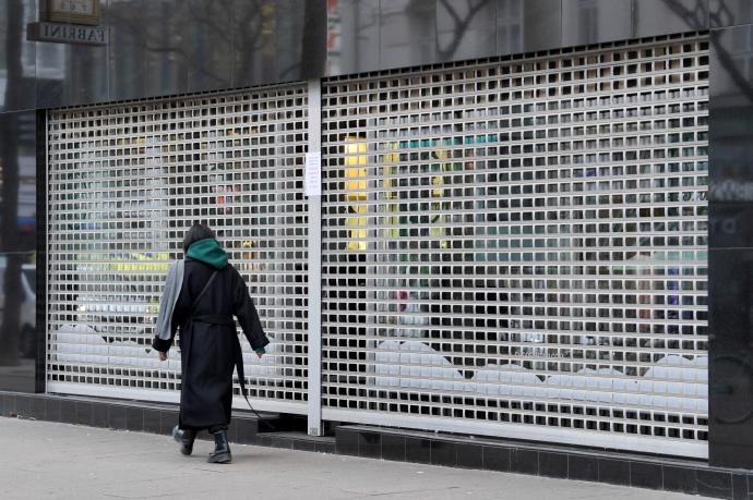 Una mujer en una calle vacía de Viena tras la entrada en vigor del confinamiento