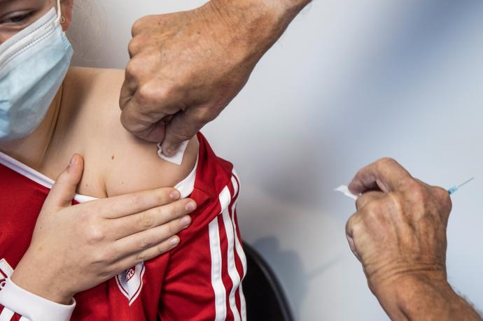 Una joven recibe una inyección de la vacuna.