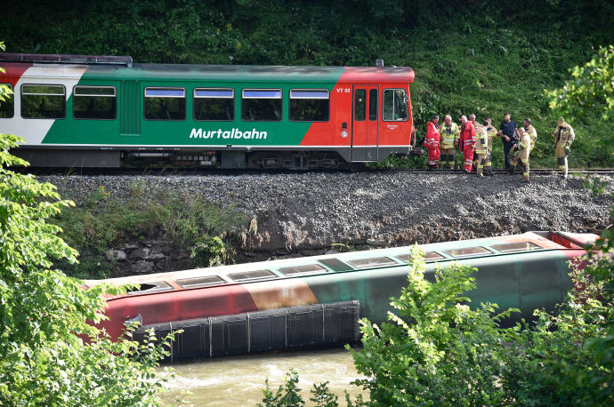 Imagen del vagón en el río.