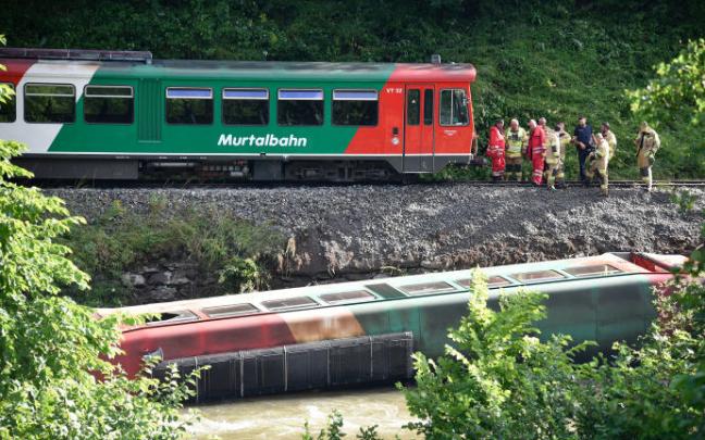 Imagen del vagón en el río.