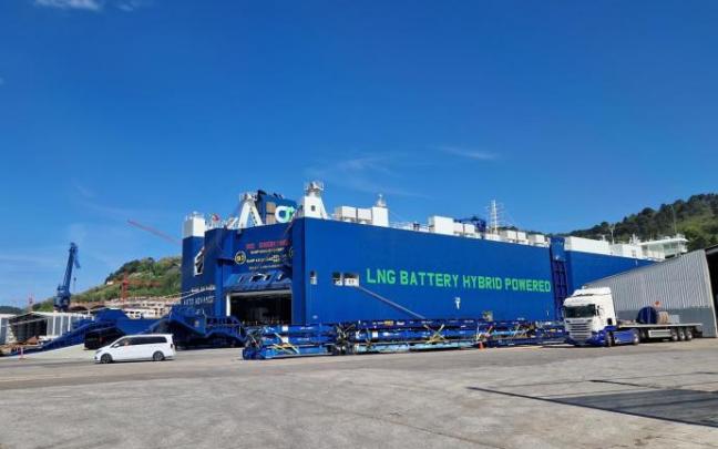 El primer PCTC híbrido con propulsor dual del mundo, hoy en Pasaia.