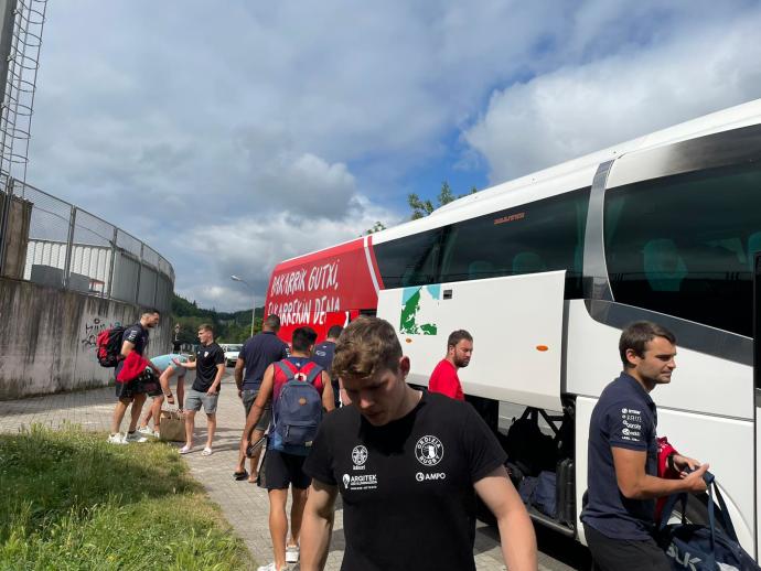 Los jugadores del Ampo Ordizia, unos minutos antes de su salida hacia Sant Boi.