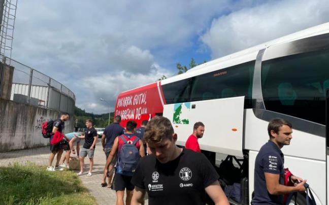 Los jugadores del Ampo Ordizia, unos minutos antes de su salida hacia Sant Boi.