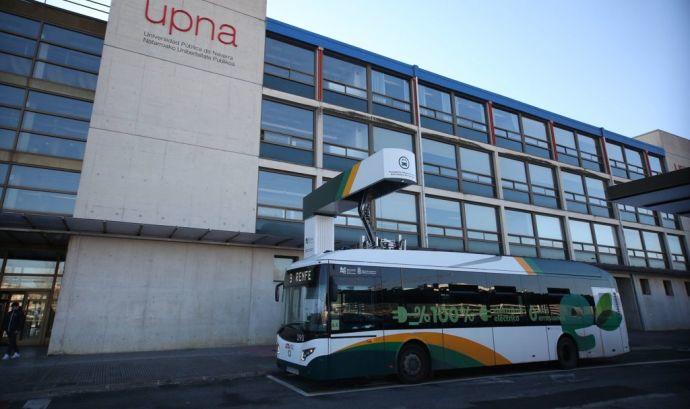 Autobús eléctrico, cargándose en la parada de la UPNA.