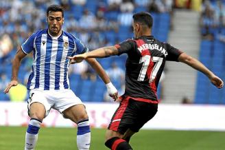 Merino y Merquelanz pugnan por un balón, ayer en Anoeta.