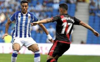Merino y Merquelanz pugnan por un balón, ayer en Anoeta. Merino y Merquelanz pugnan por un balón, ayer en Anoeta.