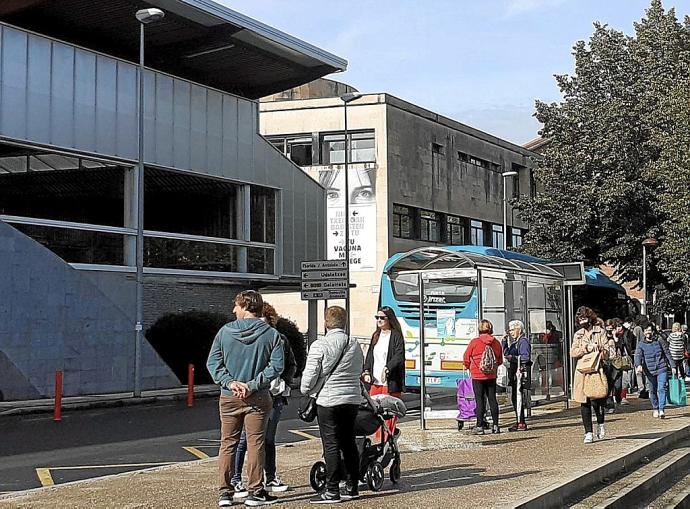 Varias personas se suben al autobús en la parada de la calle Urbieta.